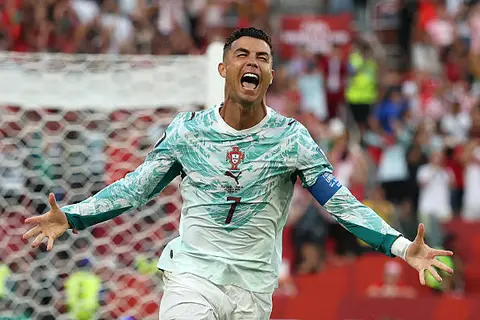 الأسطورة يكسر العقدة.. كريستيانو رونالدو يسجل في الأدوار الإقصائية بكأس العالم